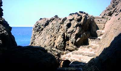 vers la grotte aux fes de Saint-Lunaire